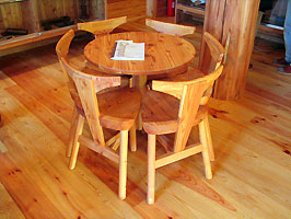 丸い椅子とテーブル