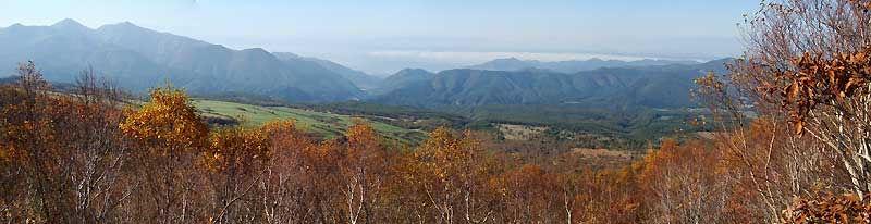 眼下に広がる烏帽子岳、湯ノ丸山(左の山)