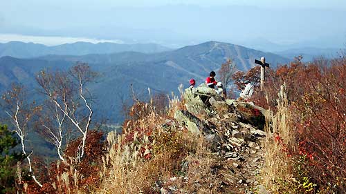 小四阿で中高年の登山者に追いつかれる