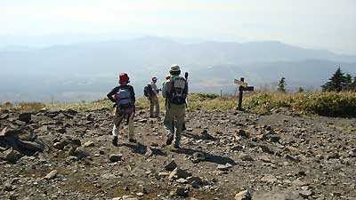 牧場をめざす登山者